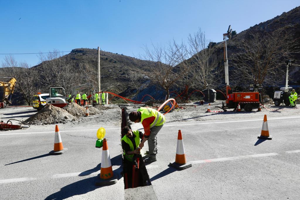 Trabajao para asegurar la ladera en Sierra Nevada. 