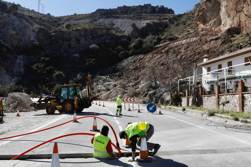 Trabajao para asegurar la ladera en Sierra Nevada. 