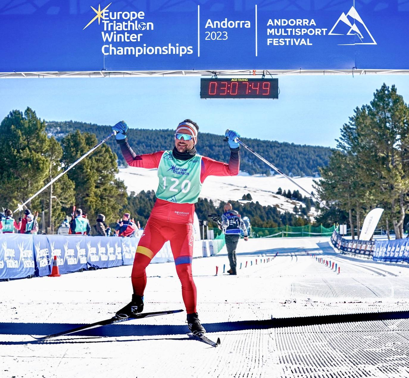 Javier López García entra en línea de meta. 