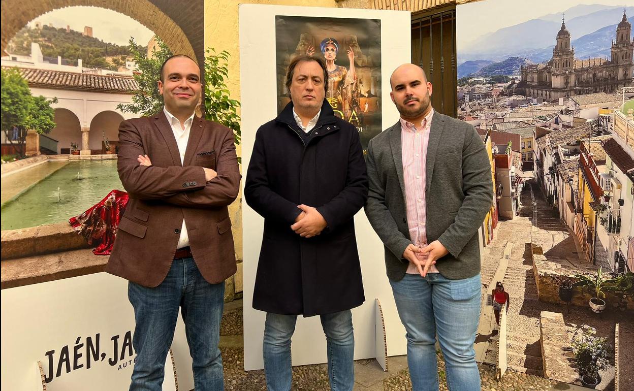 José Manuel Higueras entre Antonio Ariza, el promotor, y Alfonso Lozano, director del Festival 'Jaén Suena a Ópera', Alfonso Lozano