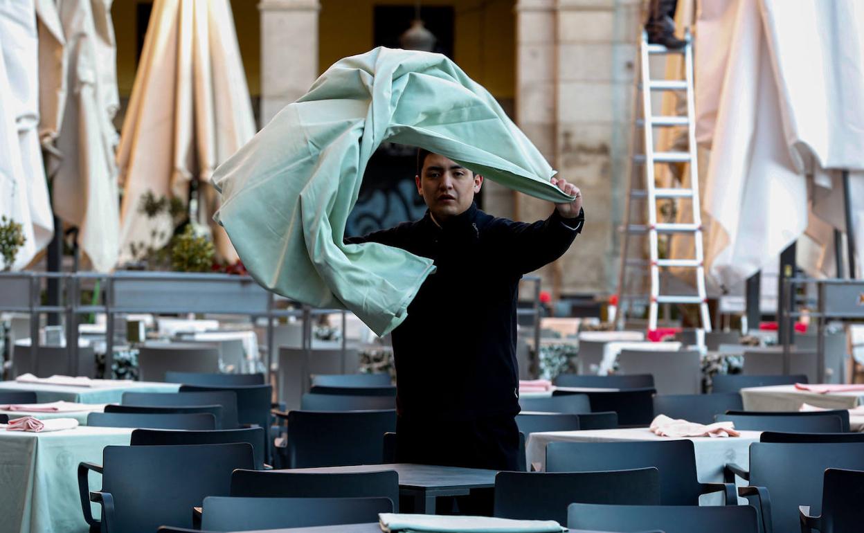 Un empleado de hostelería. 