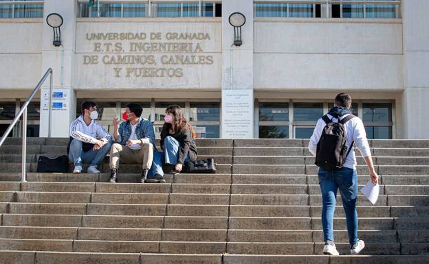 Entrada principal de la Escuela de Ingenieros de la UGR. 