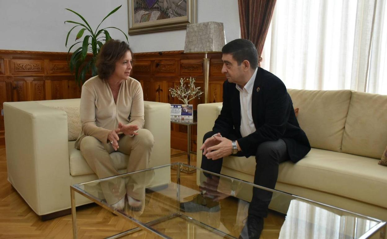 Catalina García y Francisco Reyes se reúnen en la Diputación. 
