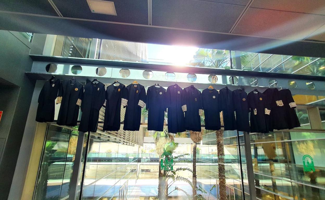 Togas colgadas en la Ciudad de la Justicia de Almería.