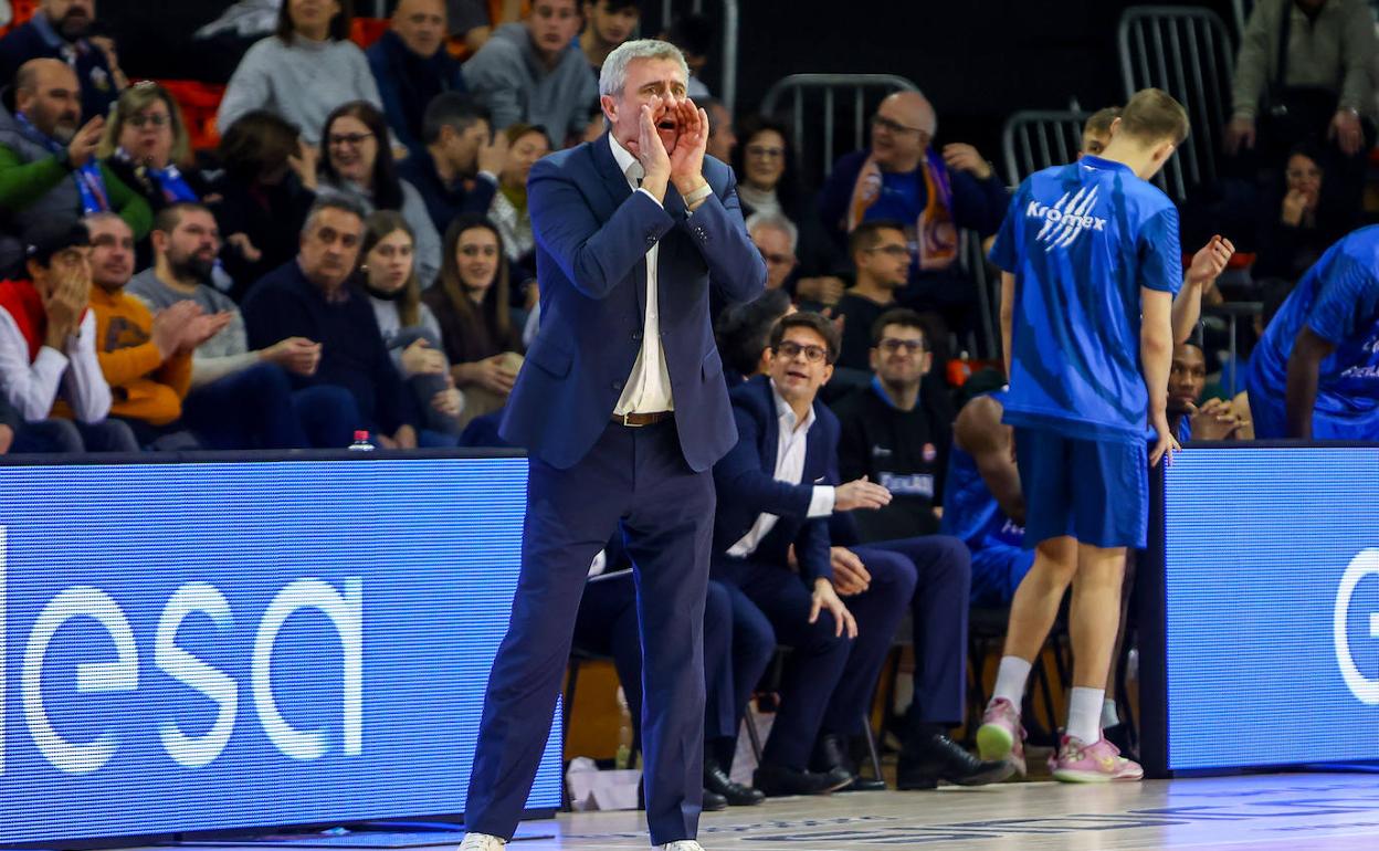 Óscar Quinta anima a sus jugadores en el partido contra el Lenovo Tenerife.