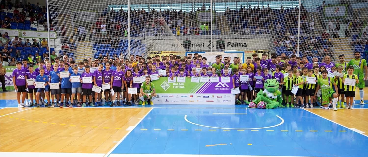 Paco y el fútbol base del Alcudia, en un acto en Son Moix con el Palma.