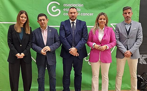 Foto de familia de los participantes en el acto inaugural de esta VI Semana contra el Cáncer organizada por la AECC en Jaén.