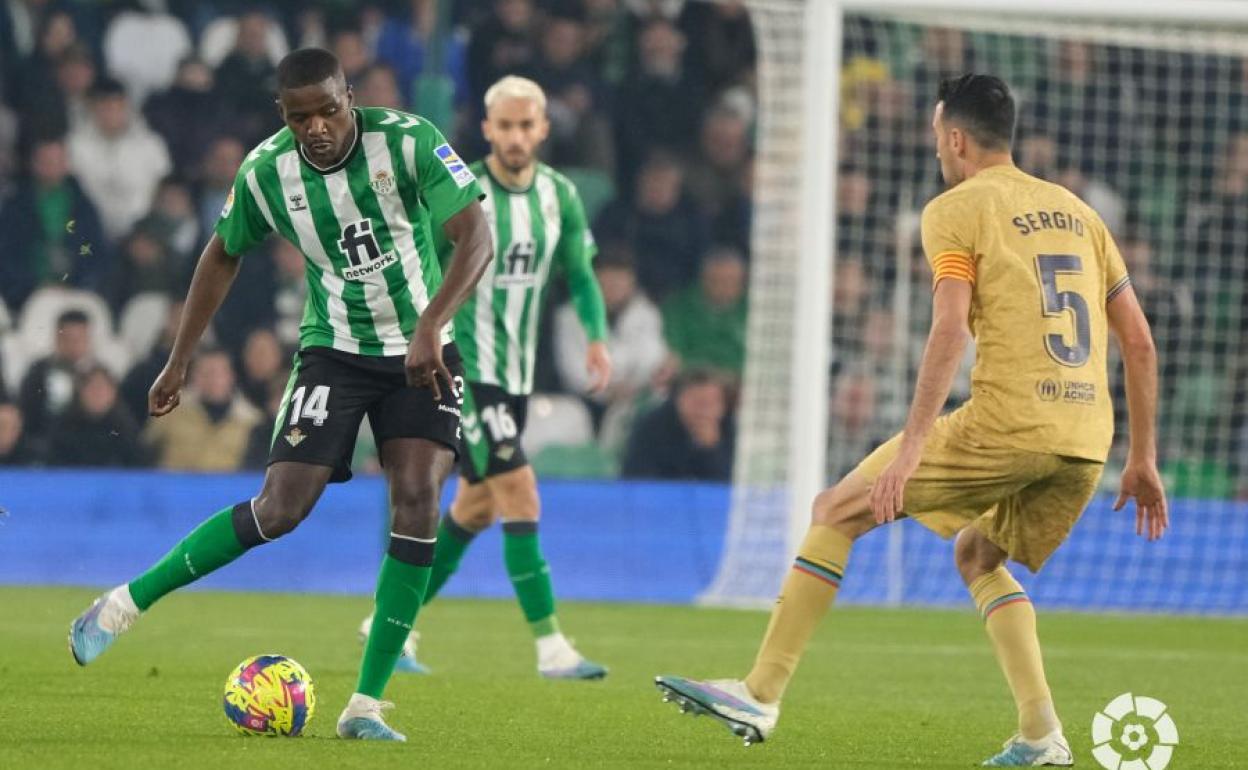 William Carvalho intenta el pase ante la oposición de Busquets. 