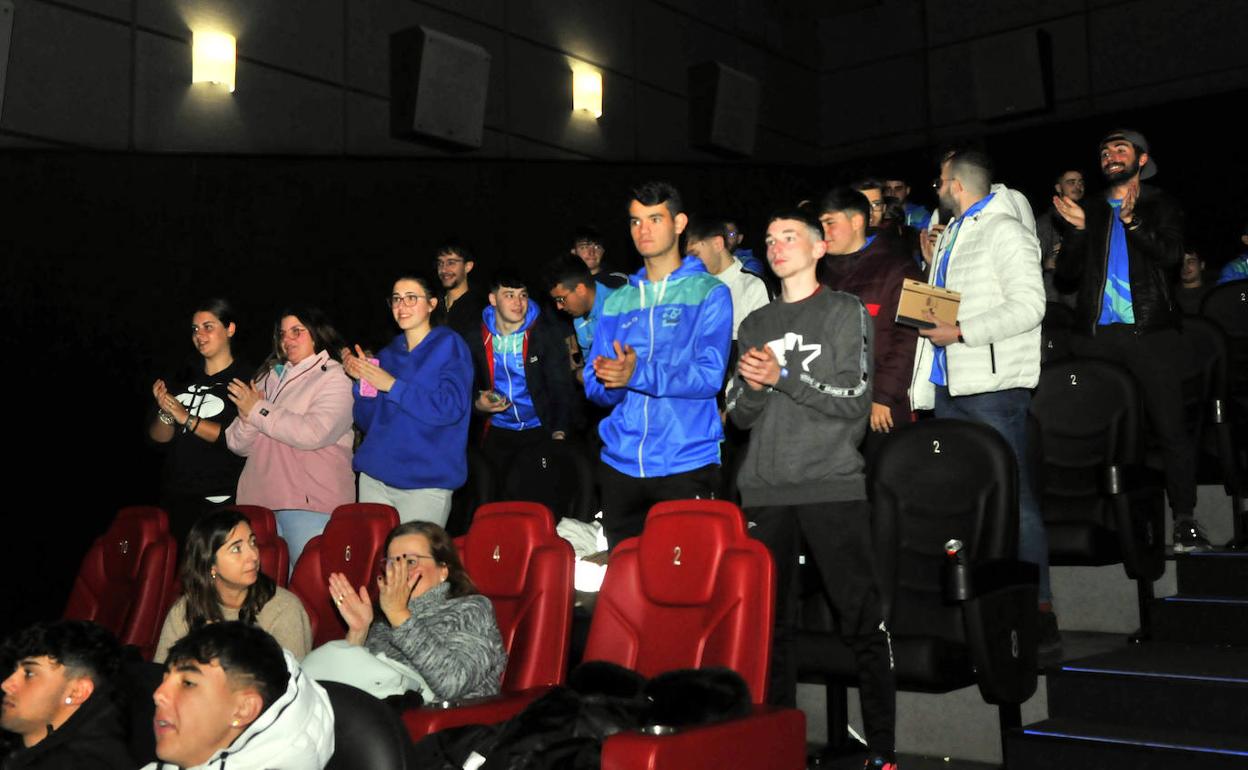Grupo de jóvenes asistentes al Foro sobre Tecnología, Emprendimiento y Deporte. 