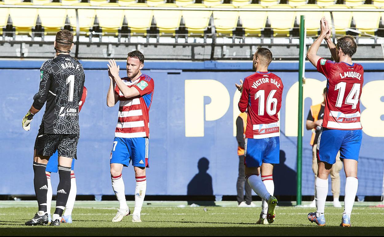 Raúl, Quini, Víctor Díaz e Ignasi Miquel se despiden de la afición tras el partido. 
