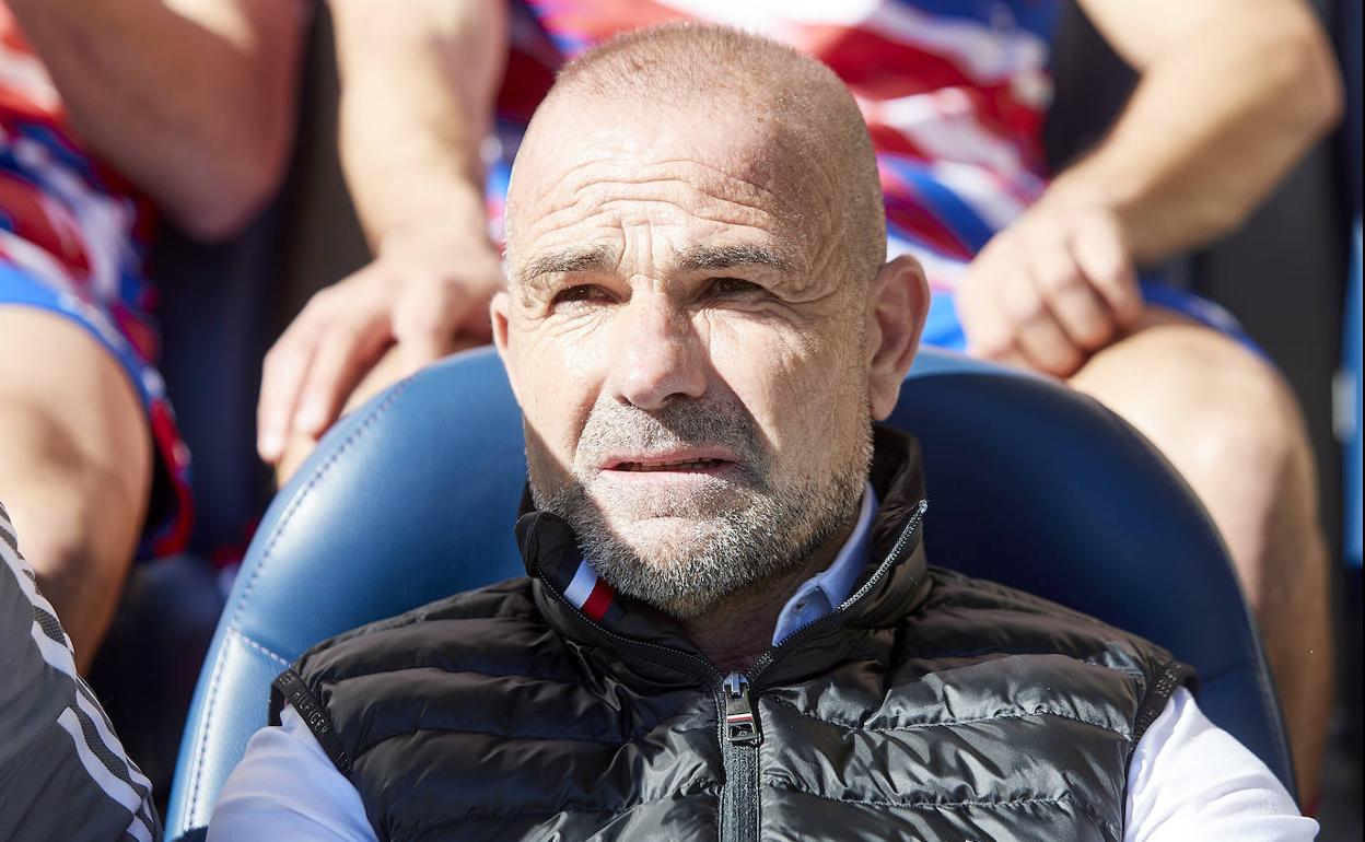 Paco López, en el banquillo del Estadio de la Cerámica. 