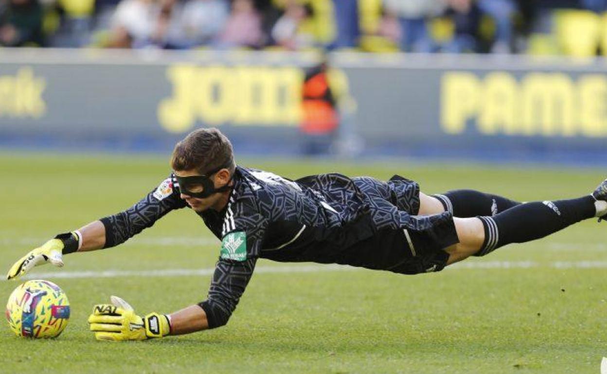 Raúl se echa al suelo para atrapar un cuero suelto. 