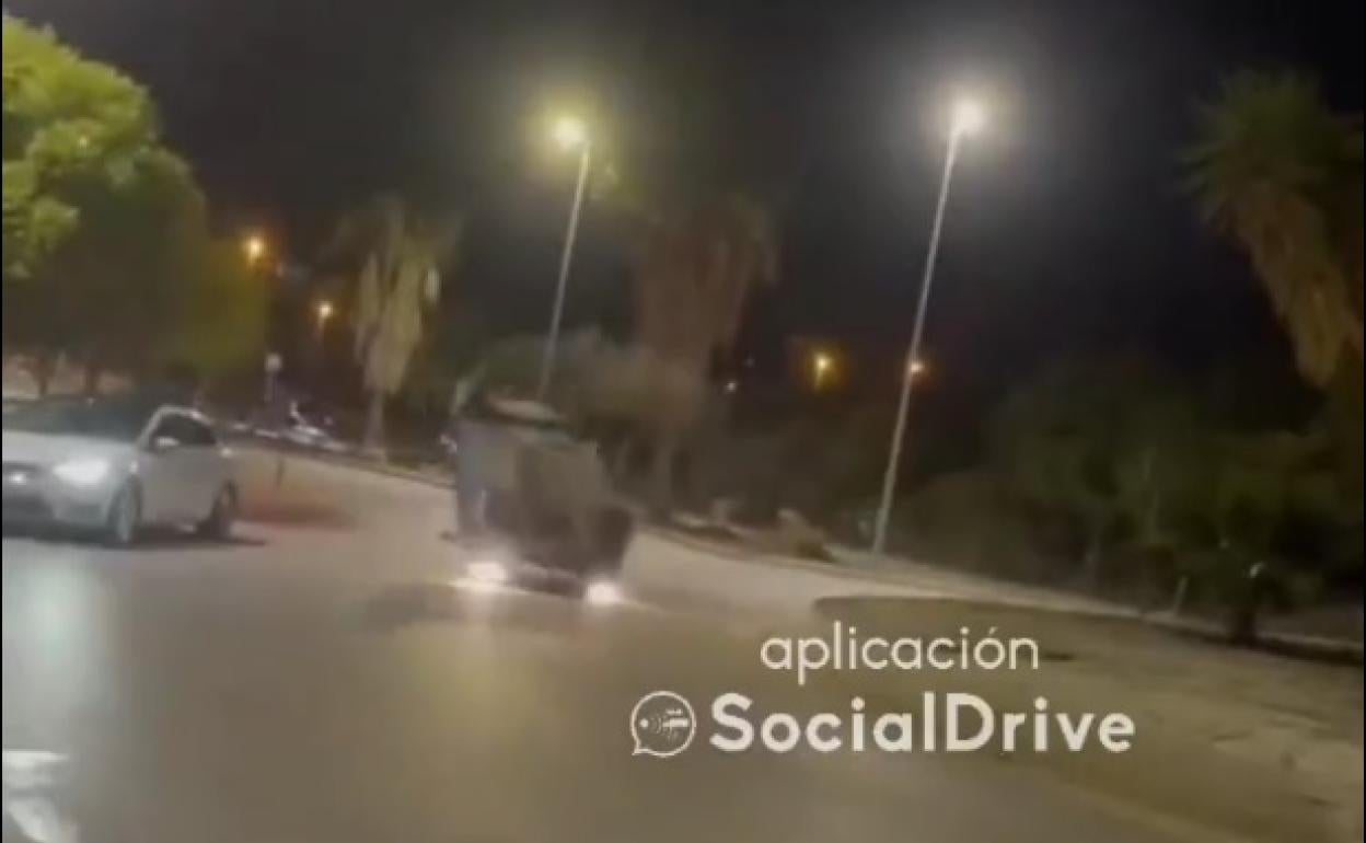 Detenido tras volcar su coche en la rotonda del Ikea en Málaga, con otro ocupante sentado en la ventanilla, y huir