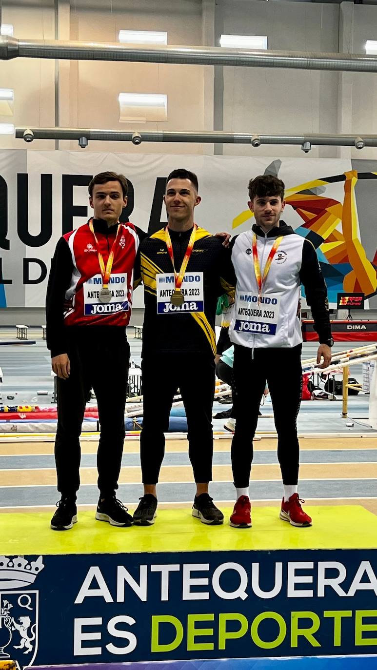 José Luis Jiménez, a la derecha, bronce en su podio. 