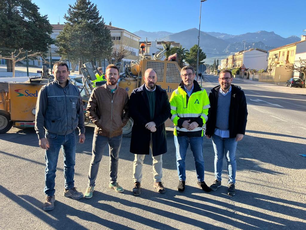 Visita a los trabajos de repintado en la carretera autonómica A-320. 