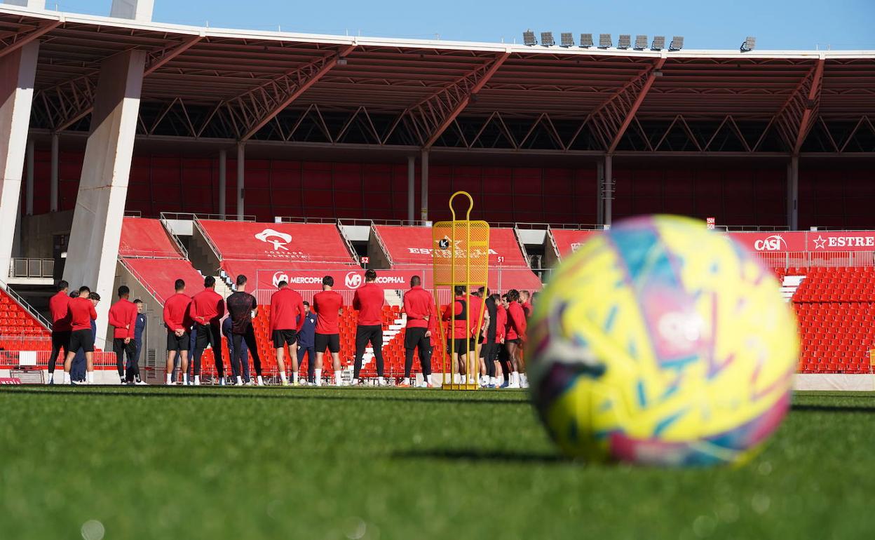 Rayo y UDA quieren tener el balón para imponer sus ideas de juego. 