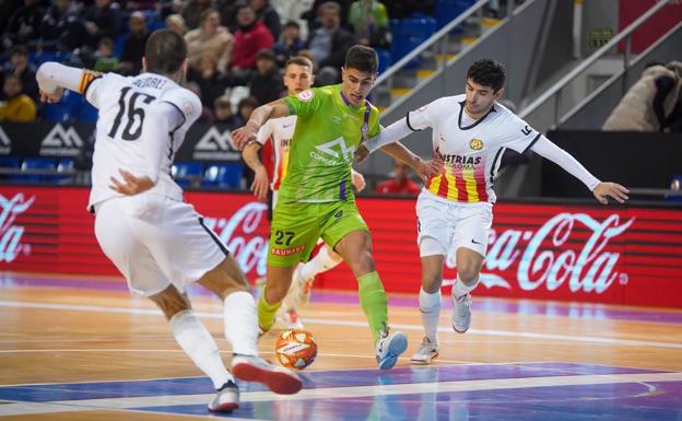 El joven ala Carlos Gómez se escabulle entre tres defensores del Santa Coloma. 