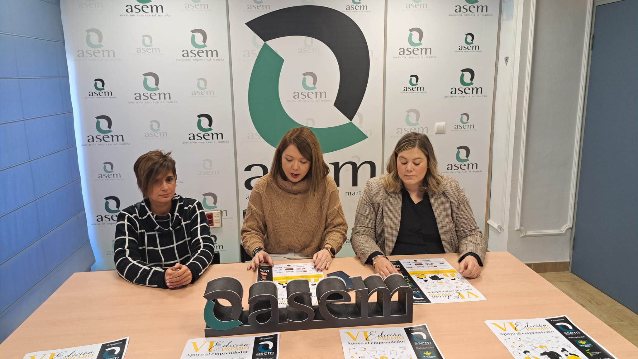 Ana Belén Molina, acompañada por la vicepresidenta, Marta Serrano y la concejal de comercio, María Luisa Pérez. 