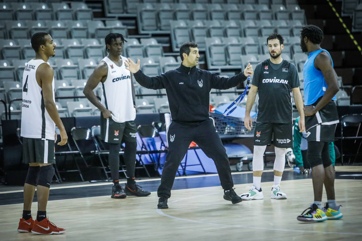 Pablo Pin da instrucciones tácticas en el Palacio de los Deportes.