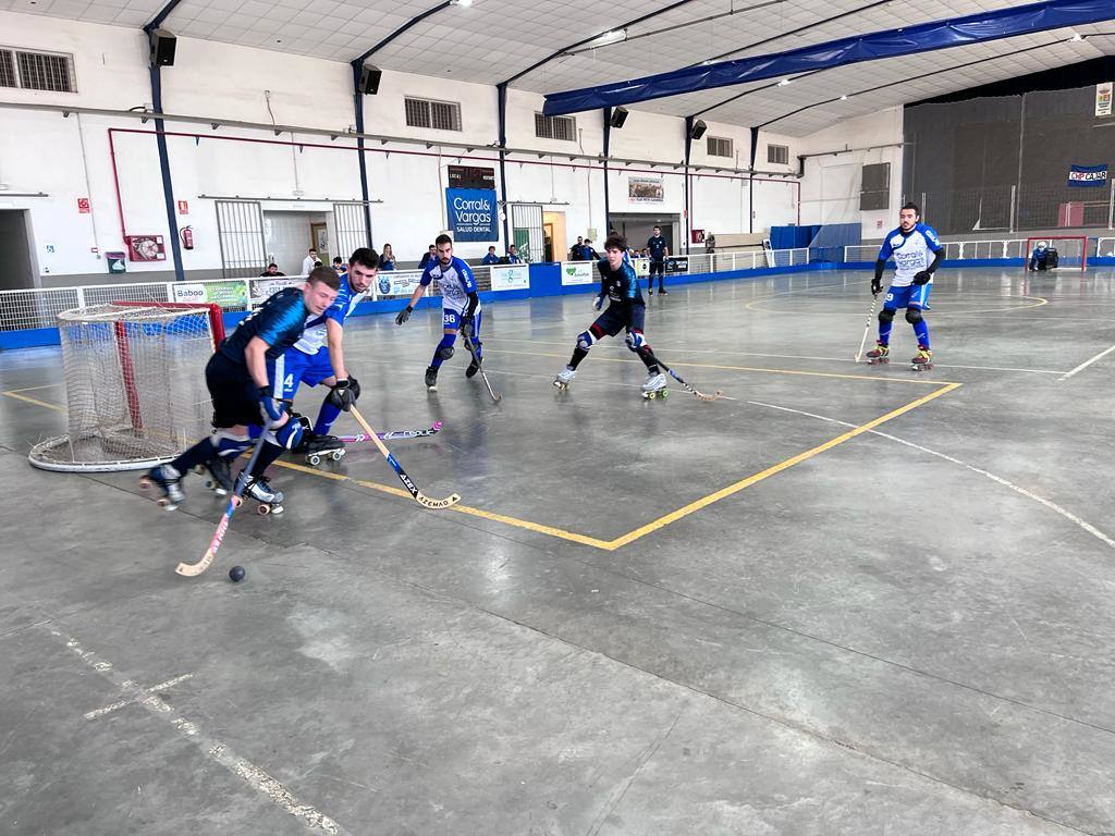 Un jugador del Cájar trata de hacerse con el control de la bola. 