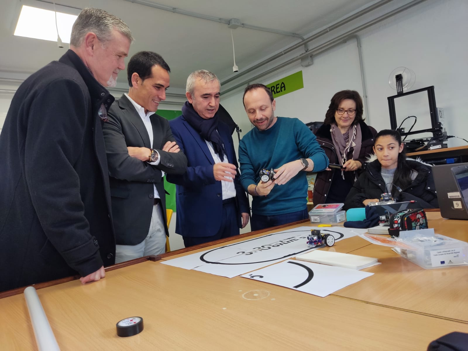 El delegado de Educación Francisco José Solano durante su visita al CEIP Manuel de la Chica en Mengíbar. 