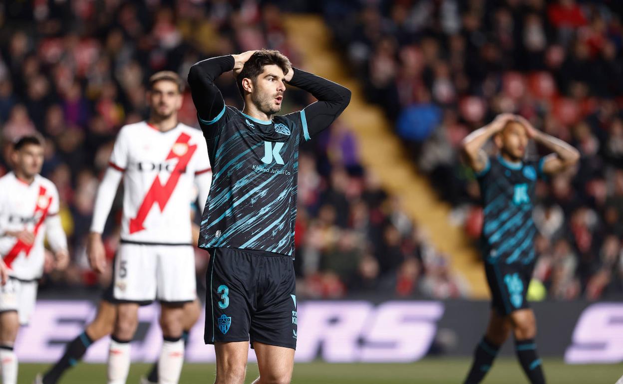 Gonzalo Melero lamenta el cabezazo que se marchó fuera en Vallecas y que pudo cambiar el partido. 
