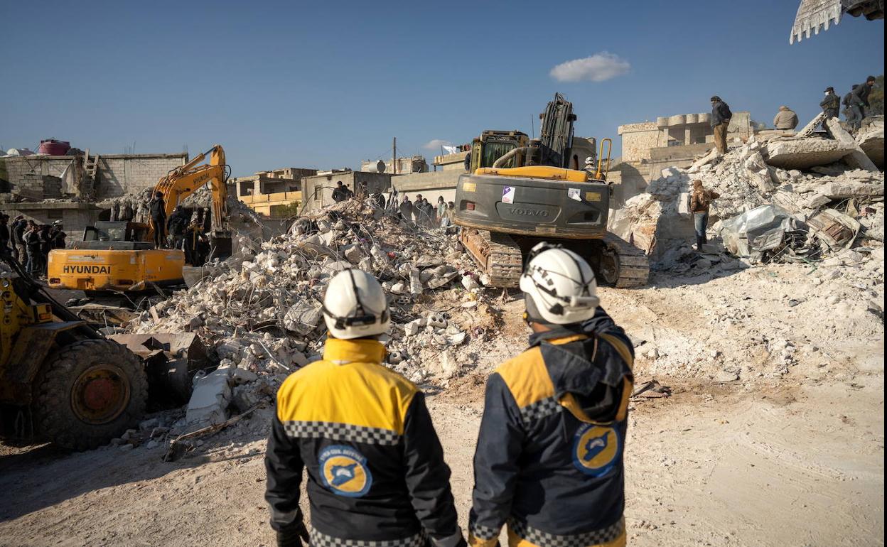 Rescatadores buscan supervivientes en Siria. 