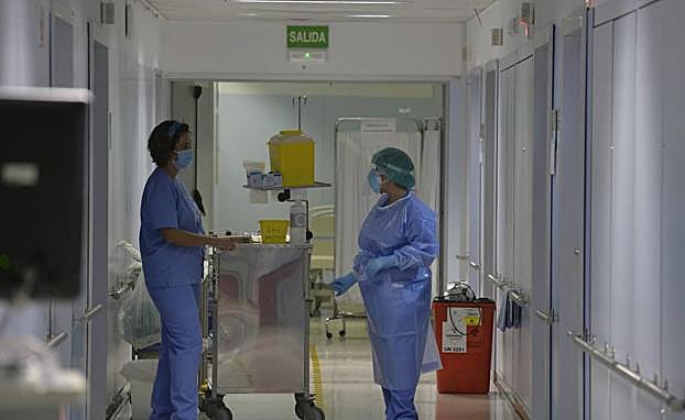 Dos sanitarias, en el hospital de Jaén. 