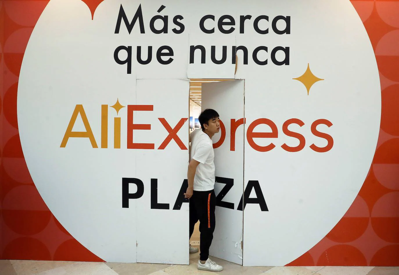 Imagen de archivo de los preparativos de a tienda AliExpress Plaza en Madrid. 