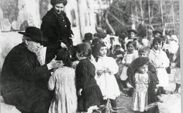 Manjón, con algunas de sus alumnas. 