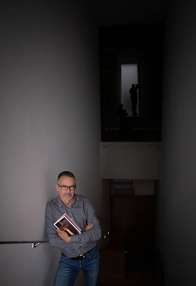 Paco Baena posa con su novela en una de las escaleras del Centro Guerrero. 