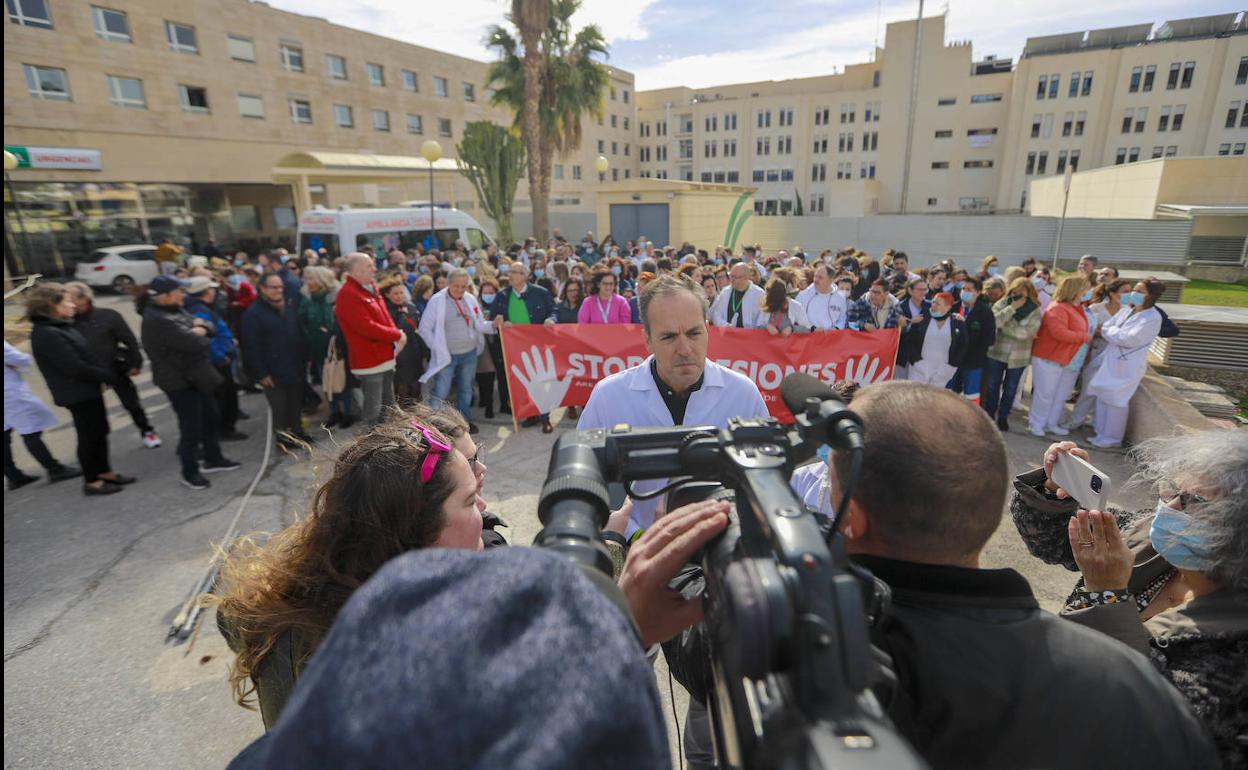Manifestación a las puertas del centro.