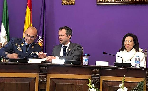 Julio Ayuso, Julio Millán y Margarita Robles, en la firma de cesión de los terrenos para el Cetedex. 
