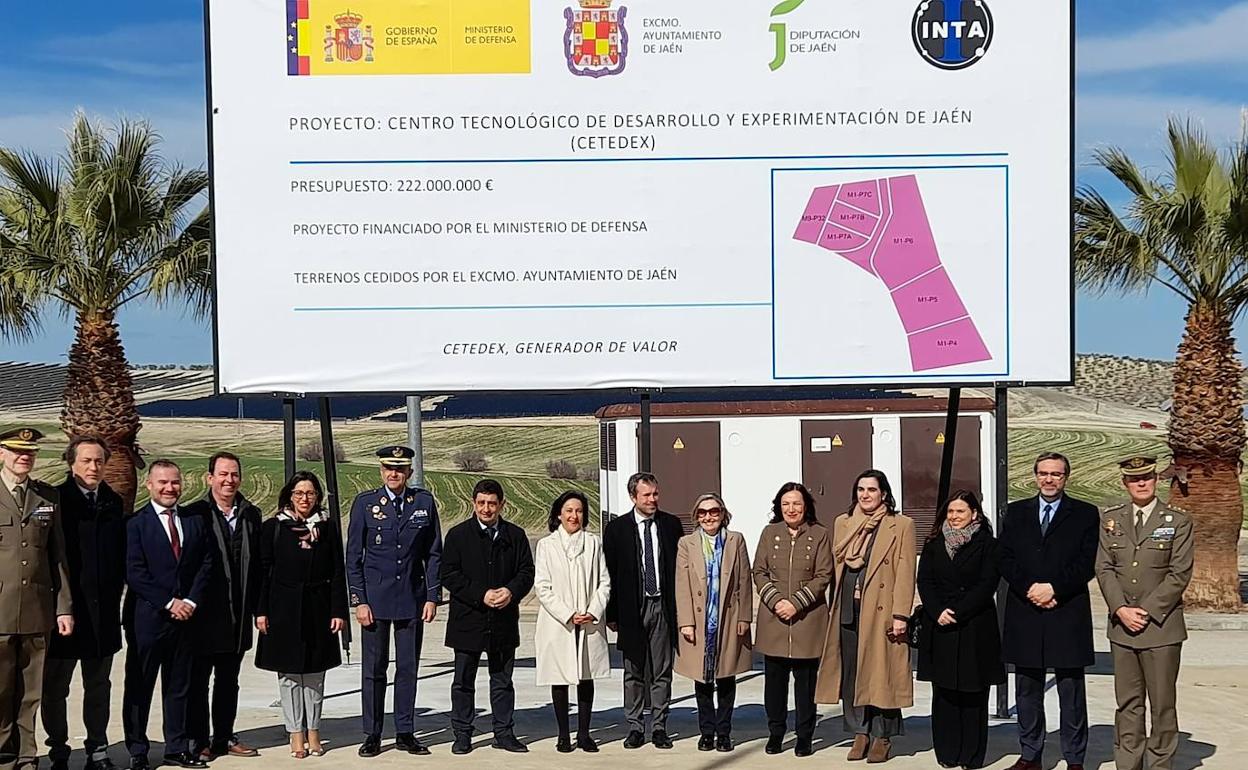 Autoridades civiles y militares, junto a los terrenos del Cetedex, este viernes. 