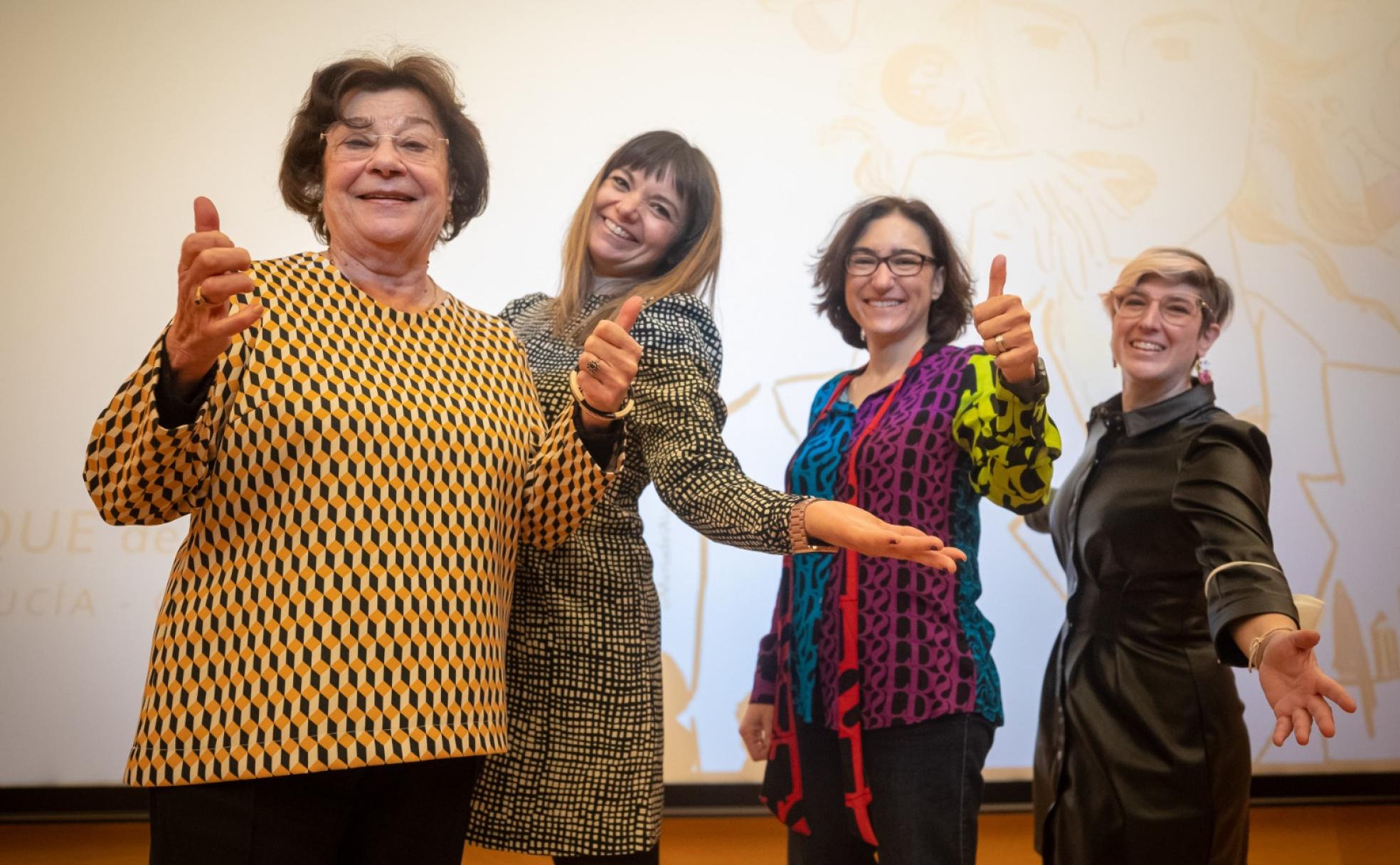 María Teresa de Pedro, Vanesa Gámiz, Rosana Montes y Rocío Celeste Montes, las cuatro científicas y ponentes, en el escenario del Parque de las Ciencias de Granada. 