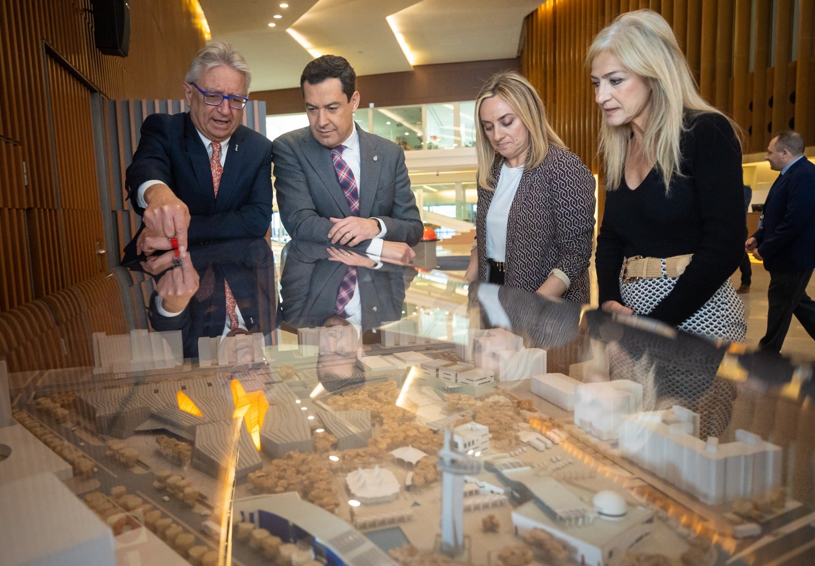 Juanma Moreno saluda a un pequeño amigo, en el Biodomo del Parque de las Ciencias. 