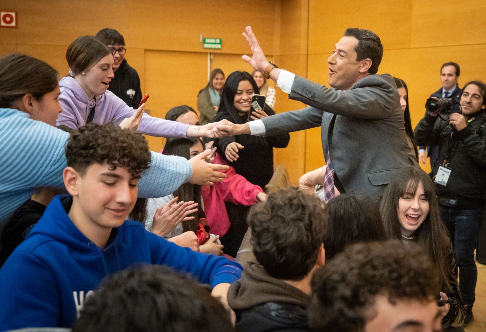 Juanma Moreno saluda a un pequeño amigo, en el Biodomo del Parque de las Ciencias. 