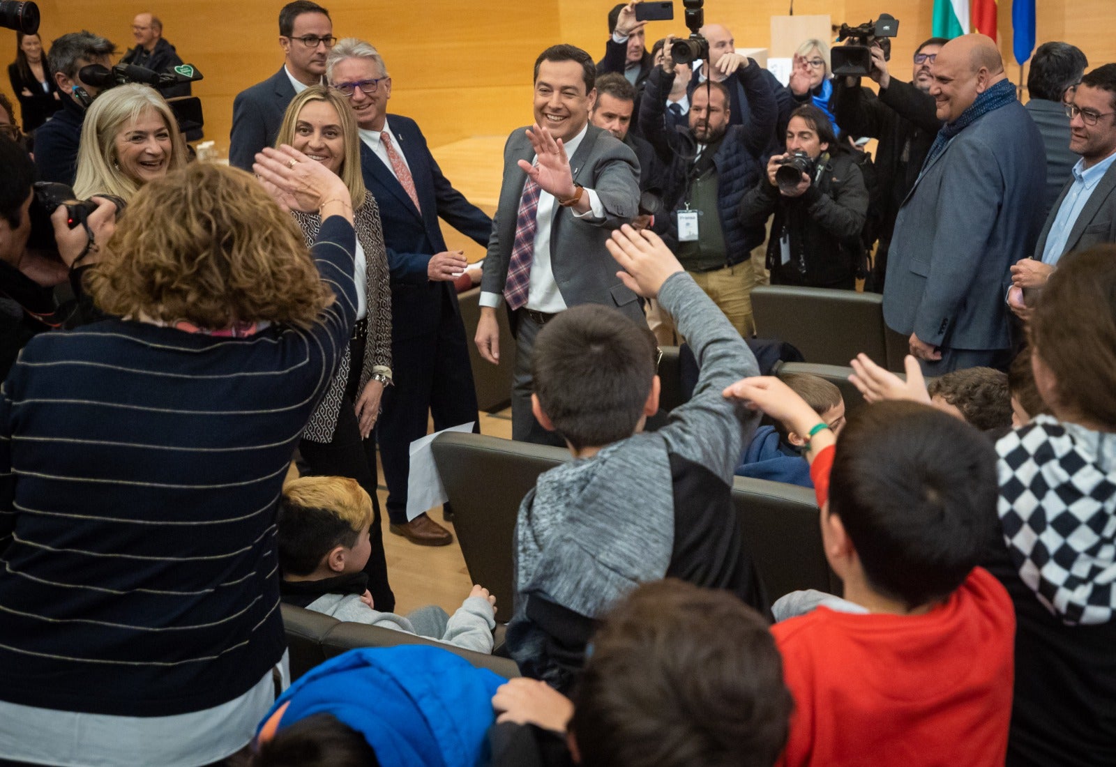 Juanma Moreno saluda a un pequeño amigo, en el Biodomo del Parque de las Ciencias. 
