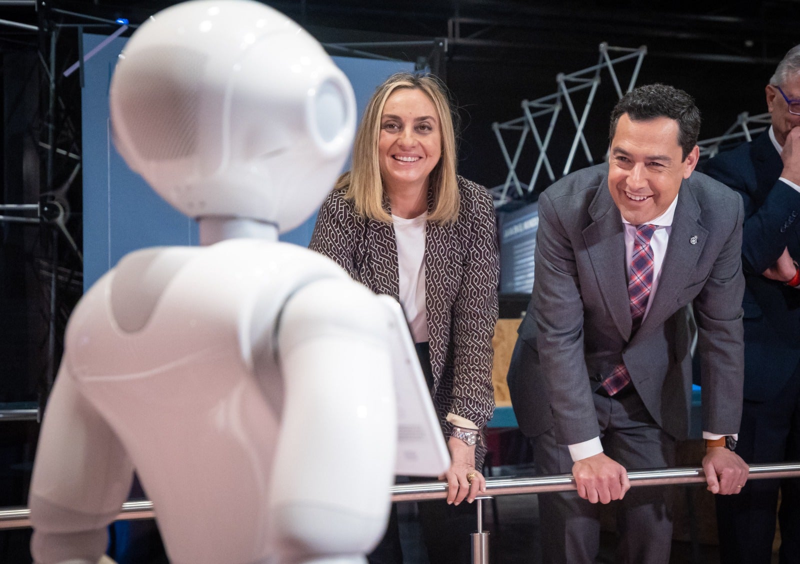 Juanma Moreno saluda a un pequeño amigo, en el Biodomo del Parque de las Ciencias. 