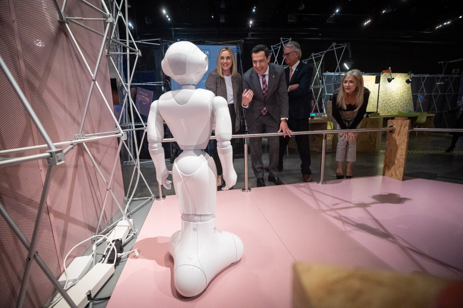 Juanma Moreno saluda a un pequeño amigo, en el Biodomo del Parque de las Ciencias. 