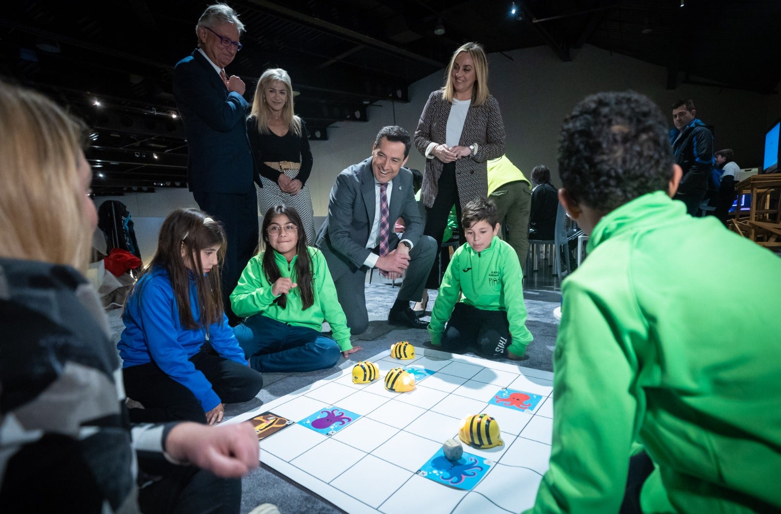 Juanma Moreno saluda a un pequeño amigo, en el Biodomo del Parque de las Ciencias. 