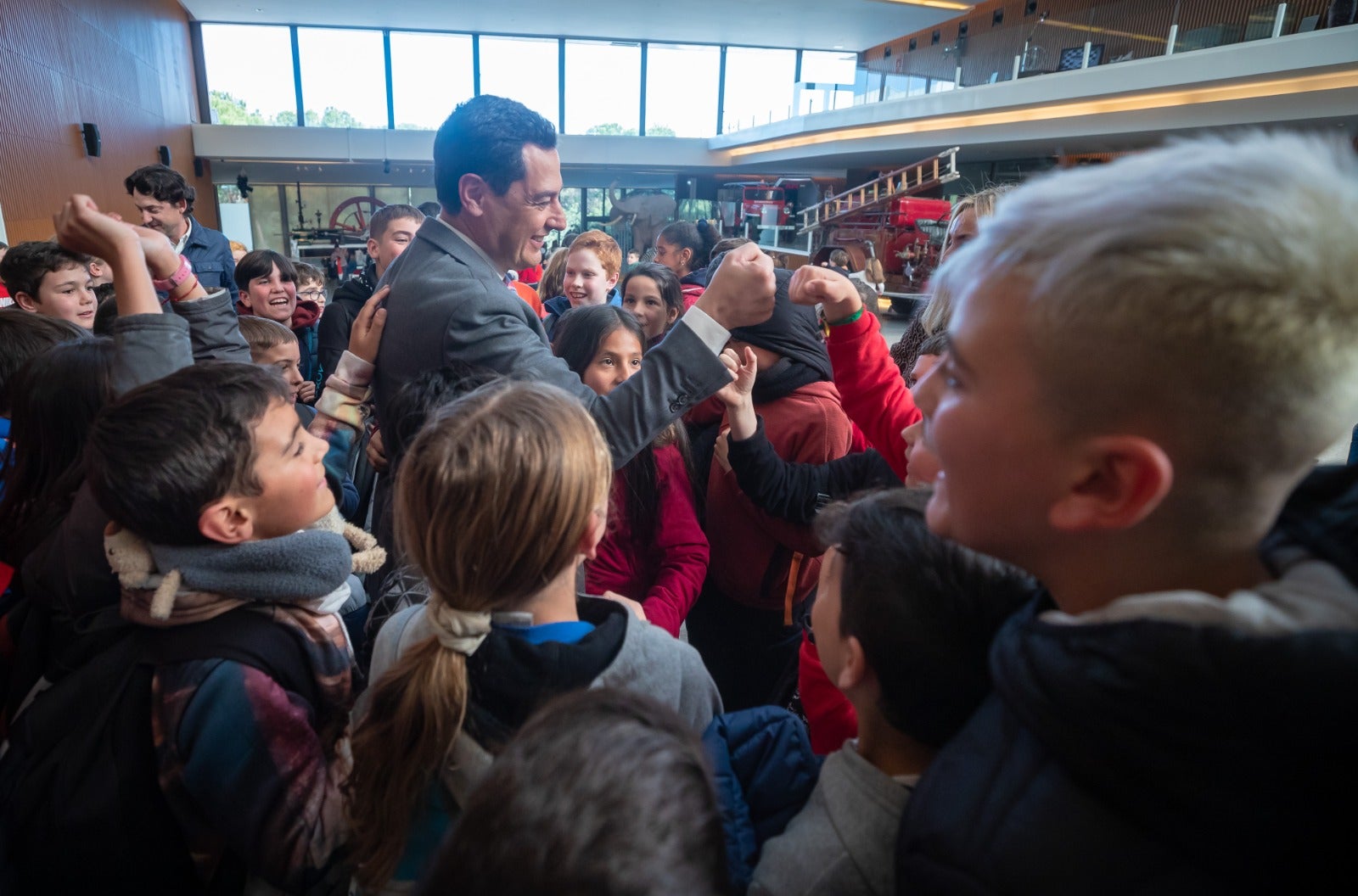 Juanma Moreno saluda a un pequeño amigo, en el Biodomo del Parque de las Ciencias. 