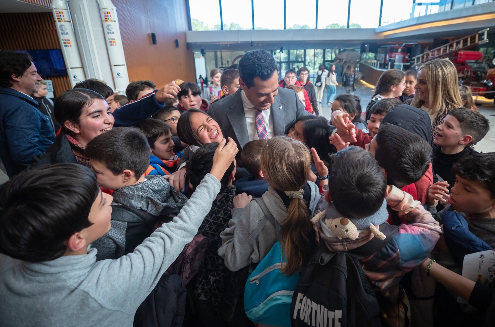 Juanma Moreno saluda a un pequeño amigo, en el Biodomo del Parque de las Ciencias. 