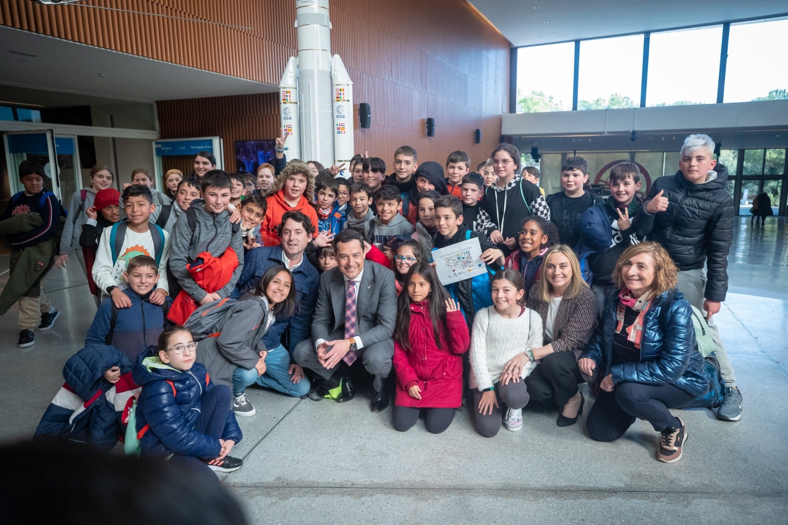 Juanma Moreno saluda a un pequeño amigo, en el Biodomo del Parque de las Ciencias. 
