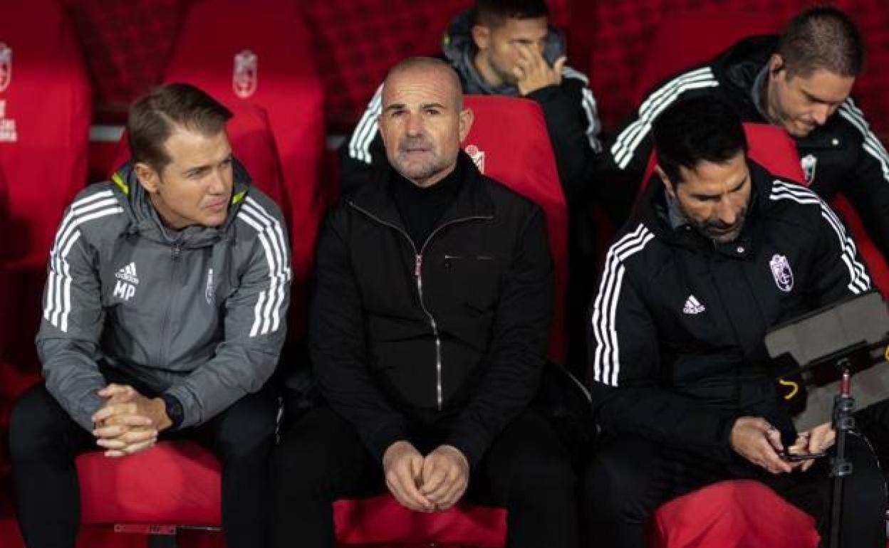 Paco López, en su banquillo antes del partido. 