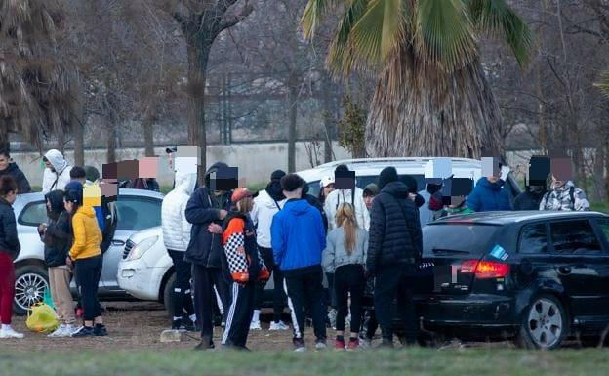 Varias decenas de jóvenes celebran una fiesta ilegal este sábado por la mañana en la zona de Bobadilla