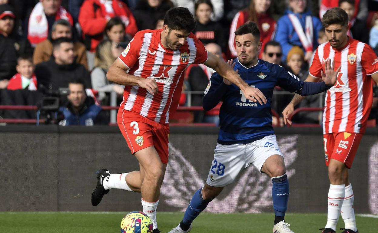 Jugada del partido entre el Almería y el Betis. 