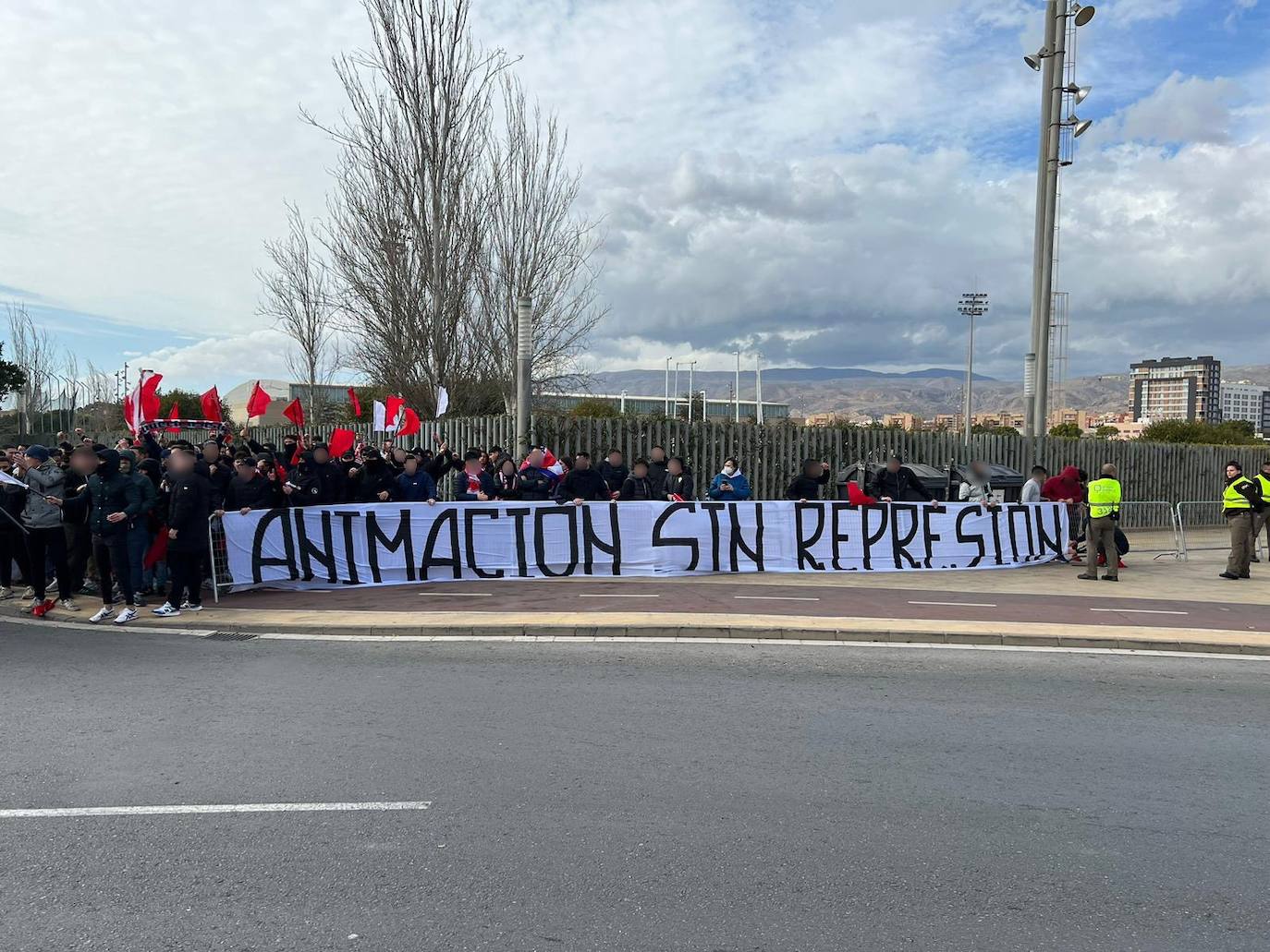 Pancarta de Grada Joven con la que esperaban la llegada de la UDA al Power Horse Stadium. 