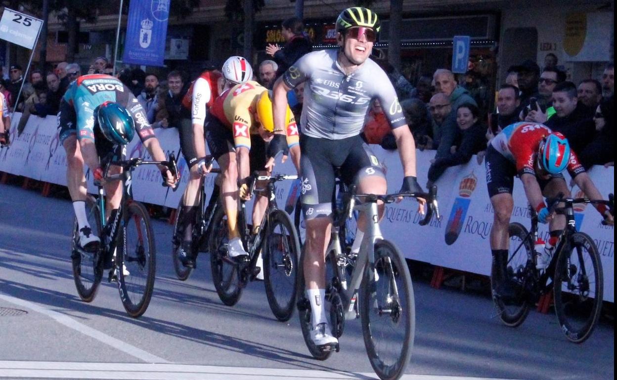 Matteo Moschetti conquista el triunfo en Roquetas de Mar. 