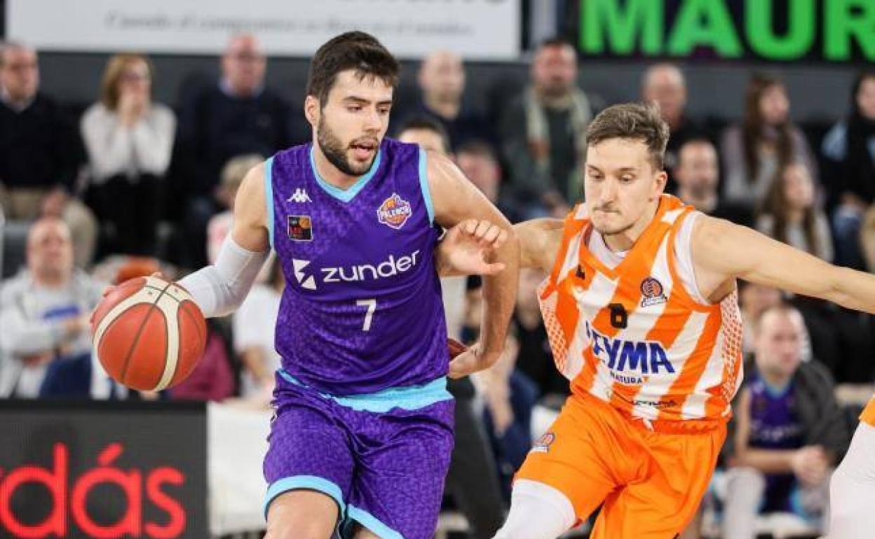 Germán Martínez conduce el balón con la camiseta del Zunder Palencia.